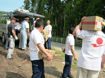 東日本大震災の大規模被災地のひとつ被災地岩手県陸前高田市に赴き救援物資の提供と炊き出しを行いました。